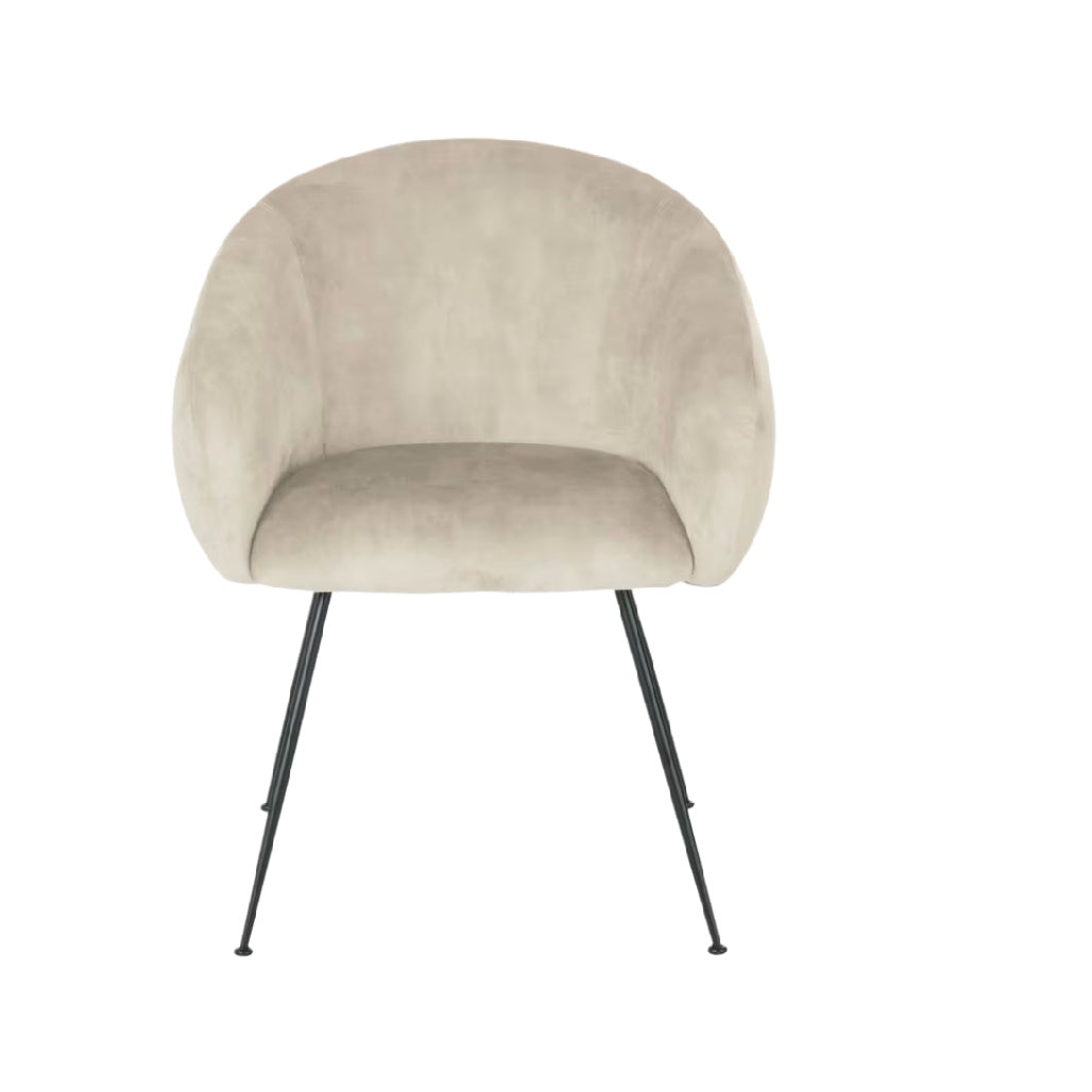 \Chaise élégante en velours beige avec pieds en métal noir.