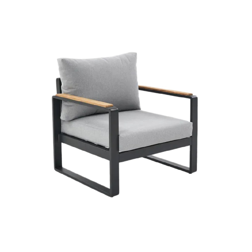 Fauteuil moderne en textile gris avec accoudoirs en bois et structure en métal noir.